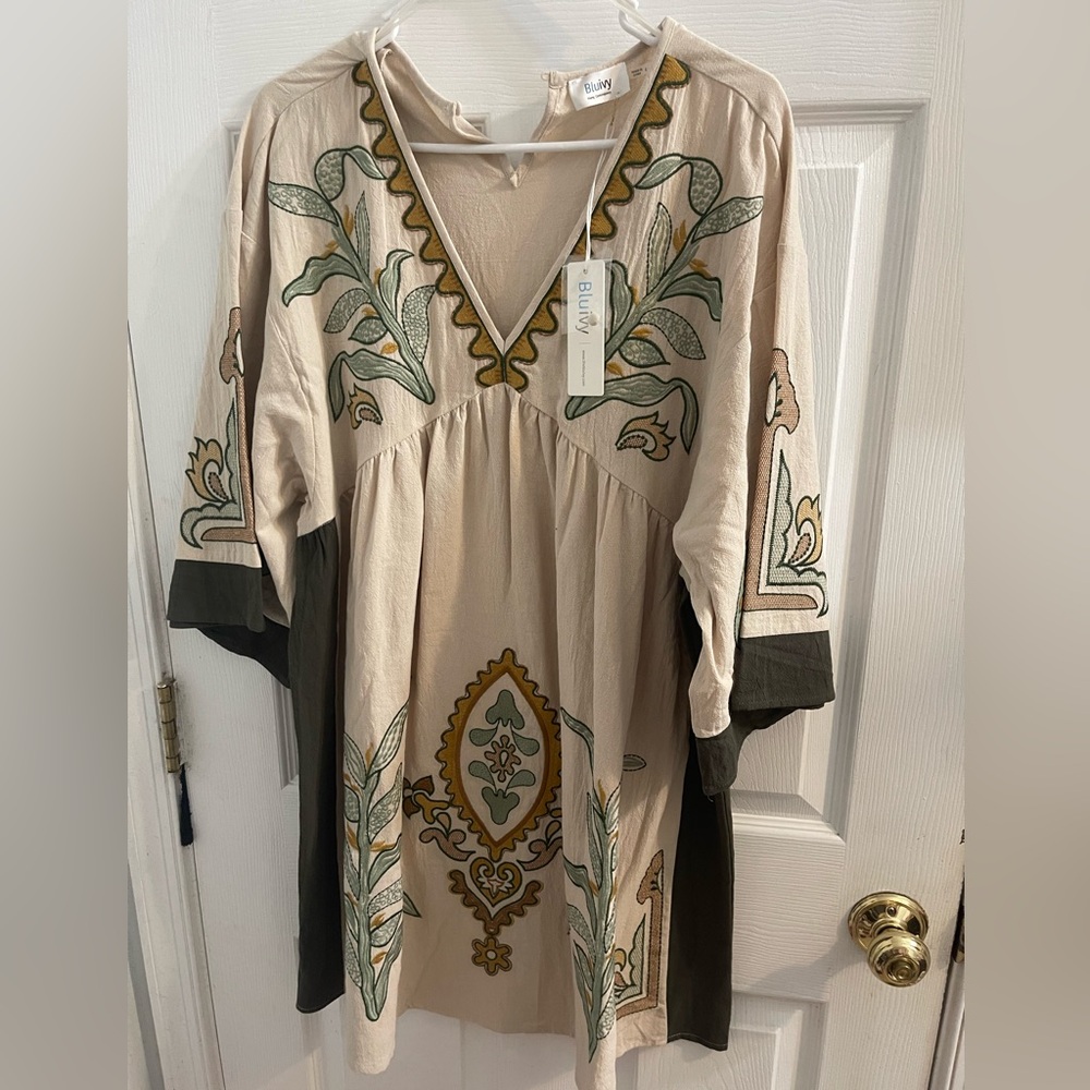 NWT Bluivy Beige and Green Embroidered woman’s dress size large